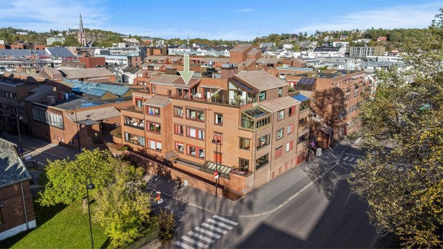 I Sandefjord sentrum med gangavstand til "alt" finner du en toppleilighet med imponerende sol og utsiktsforhold.