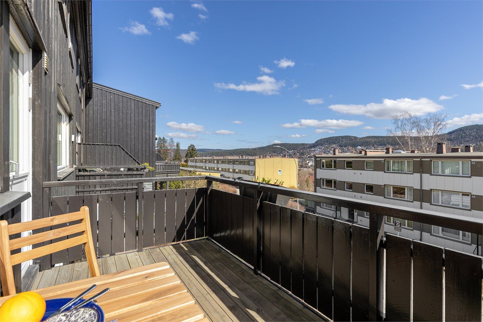 Her kan du nyte en kopp kaffe med koselig utsyn