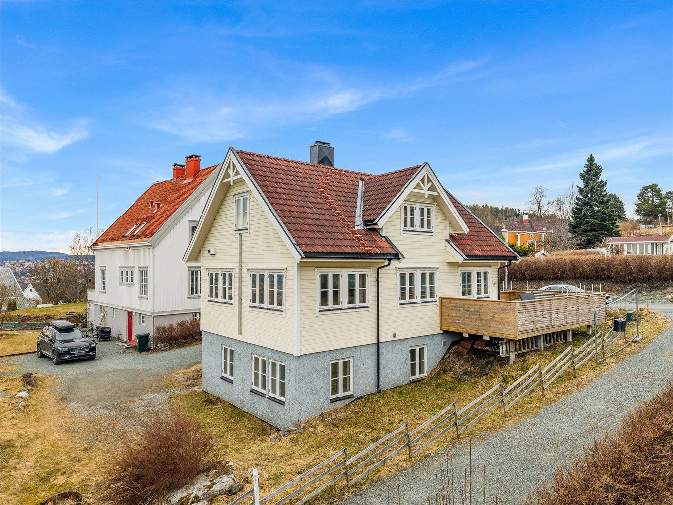 Boligen har en attraktiv beliggenhet i skrånende terreng, noe som gir en særdeles flott utsikt over fjord og by.