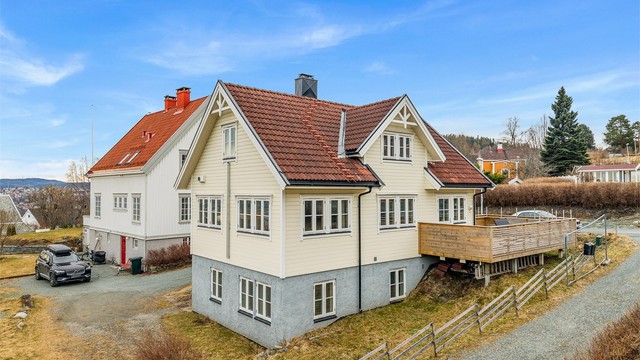 Boligen har en attraktiv beliggenhet i skrånende terreng, noe som gir en særdeles flott utsikt over fjord og by.