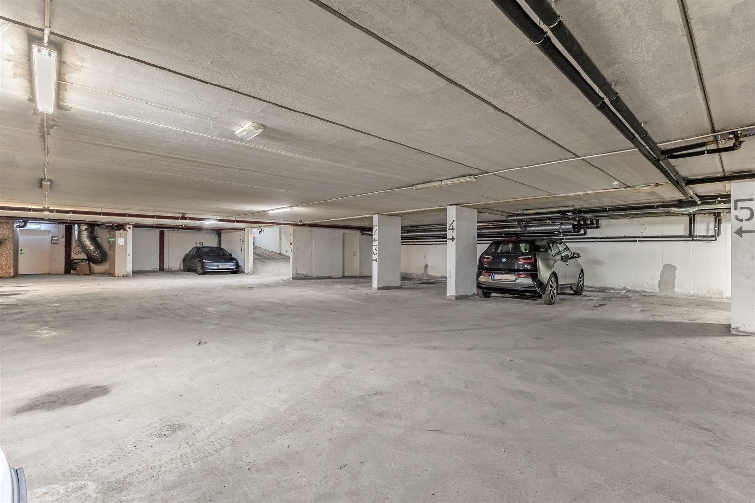 Mulighet for kjøp av garasjeplass nr. 5 i kjeller under leiligheten. Pris for garasjeplassen er kr. 400.000,-.