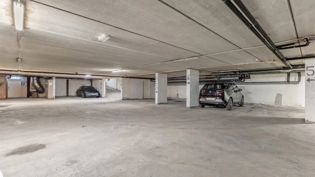 Mulighet for kjøp av garasjeplass nr. 5 i kjeller under leiligheten. Pris for garasjeplassen er kr. 400.000,-.