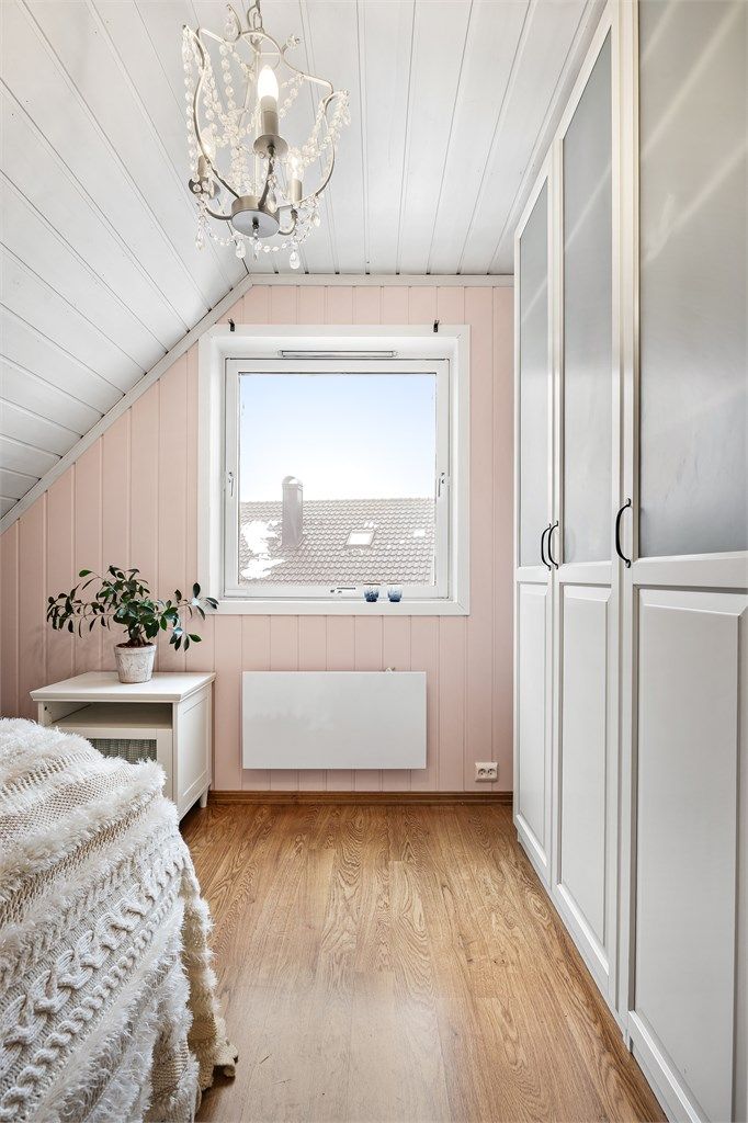 Skråtaket gir rommet karakter, og det er godt med oppbevaringsplass i garderobeskap.