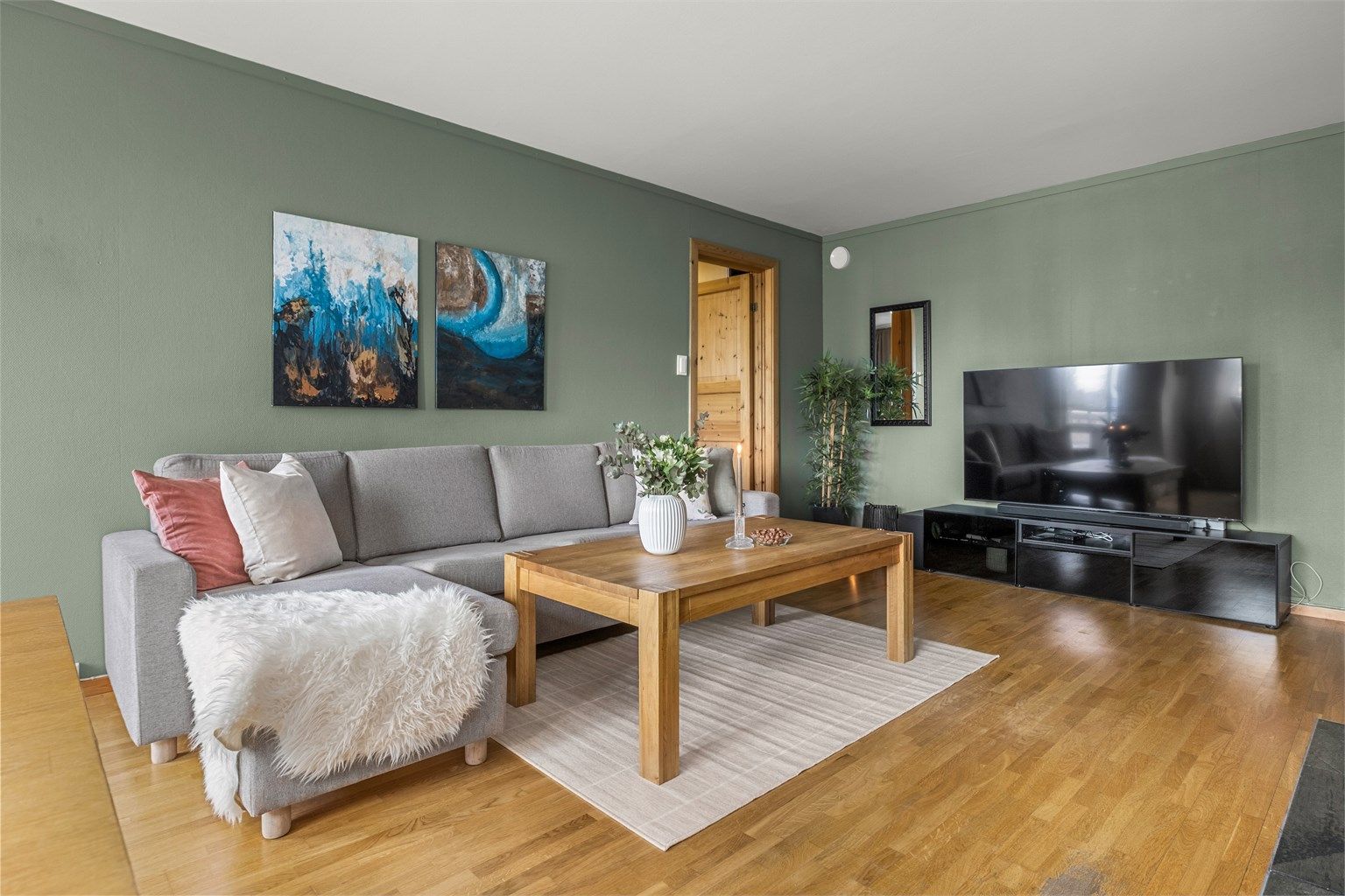 Stuen er lett å møblere med de flere sonene i rommet. Her har man god plass til både sofagruppe med tilhørende TV-møblement og spisegruppe. 