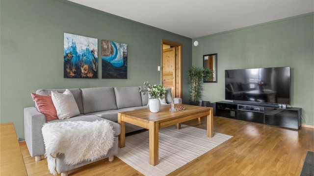 Stuen er lett å møblere med de flere sonene i rommet. Her har man god plass til både sofagruppe med tilhørende TV-møblement og spisegruppe.