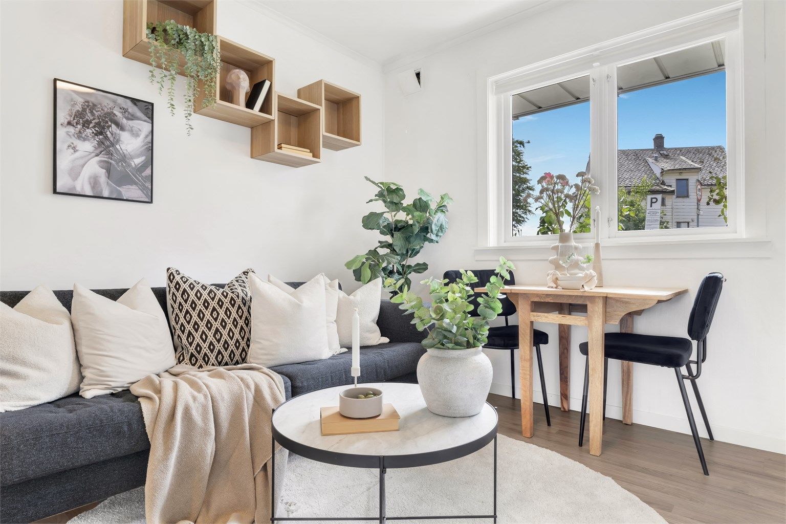 Her er det plass til sofagruppe og spisebord med vinduet. 