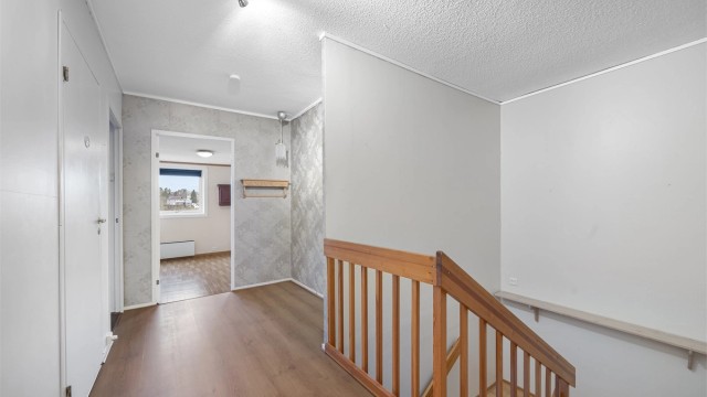 I 1 etasje finner man to store soverom, bad, toalettrom og bod.