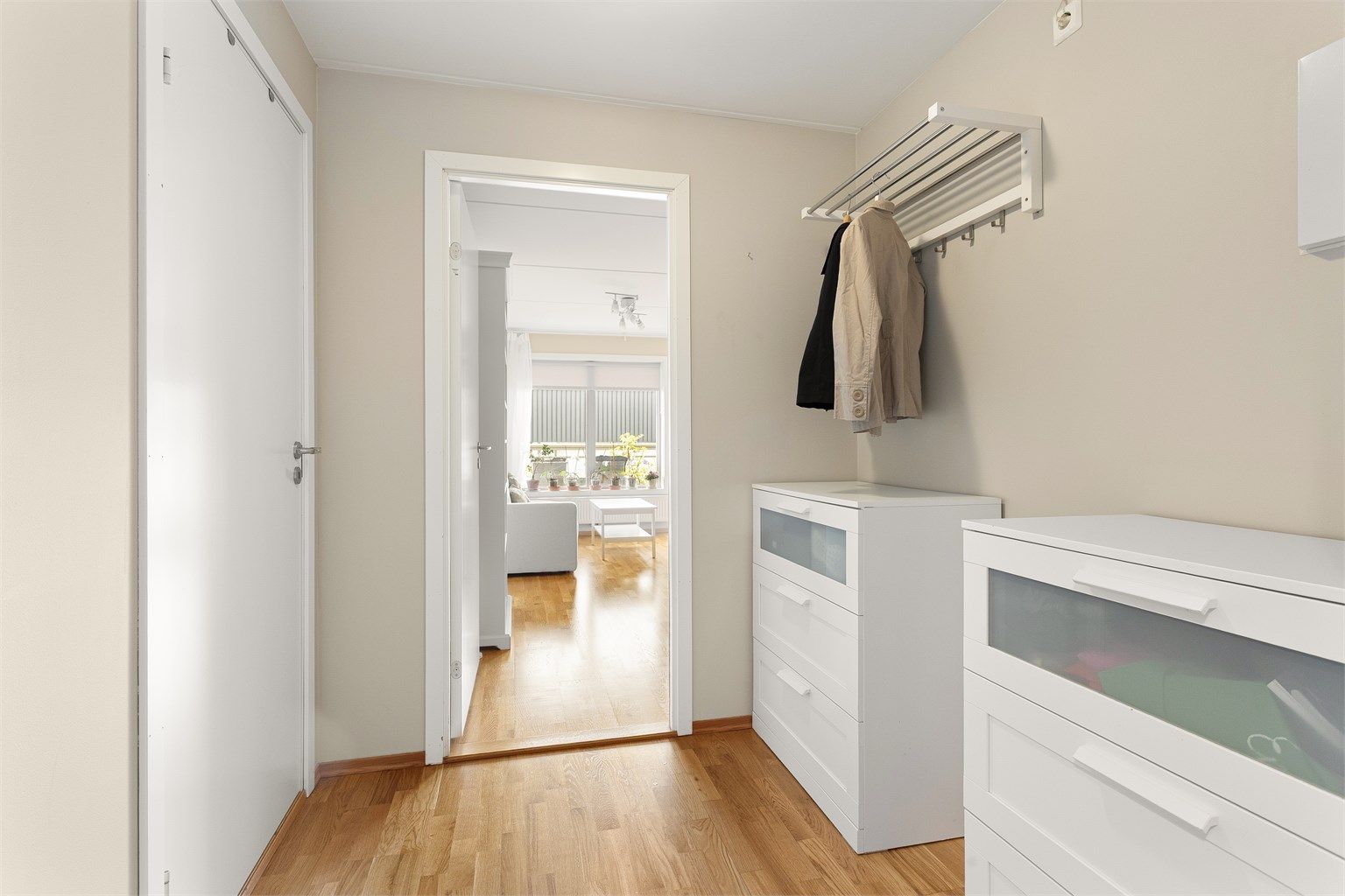 Fra entréen er det enkel tilgang til alle rom i leiligheten.