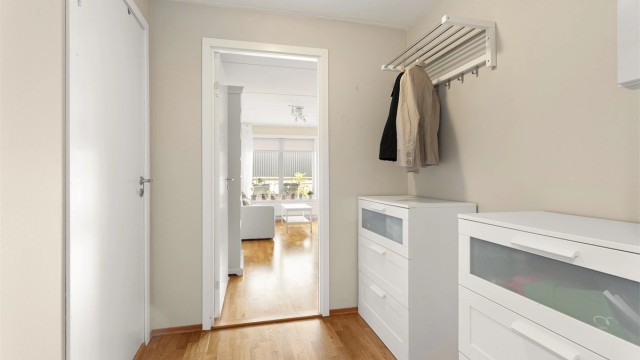 Fra entréen er det enkel tilgang til alle rom i leiligheten.