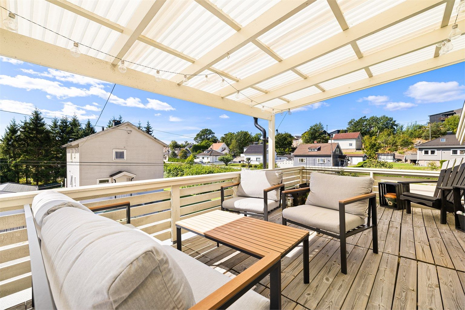 Begge etasjer har hvert sitt tilknyttede uteareal, andre etasje i form av en sydvendt veranda på ca. 22 kvm.