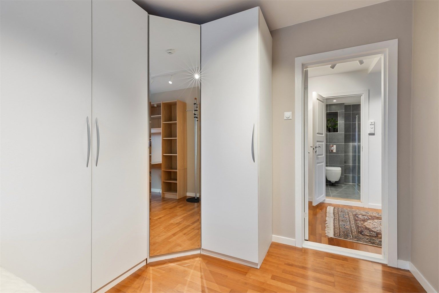 Leiligheten disponerer i tillegg to eksterne boder på til sammen 7 m² for ekstra lagring.