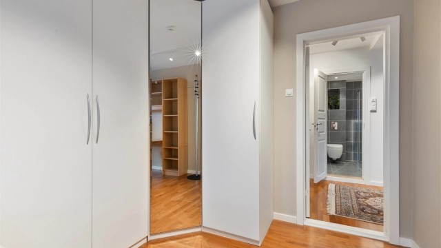 Leiligheten disponerer i tillegg to eksterne boder på til sammen 7 m² for ekstra lagring.