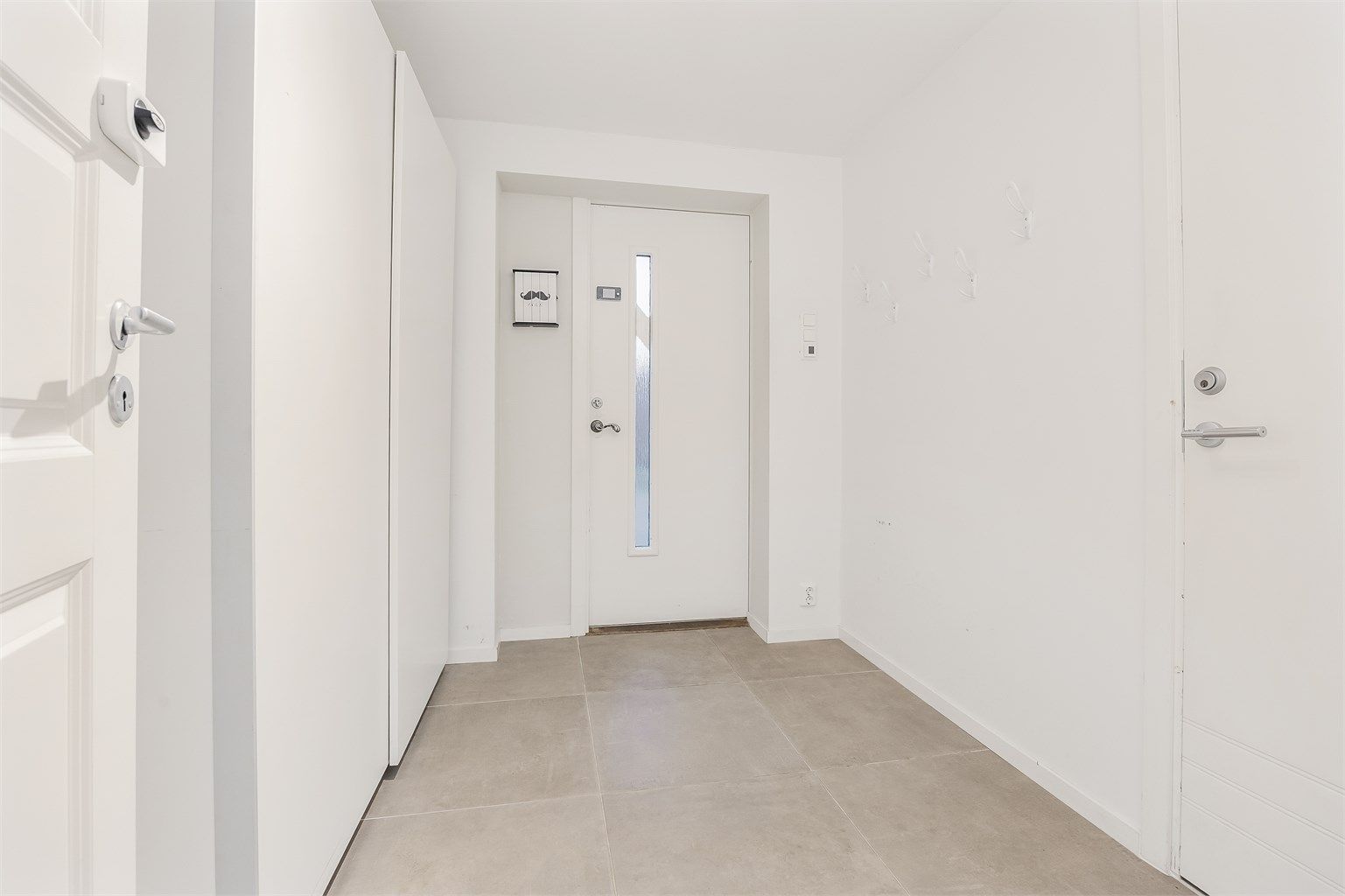 Entré i underetasjen, med flislagte gulv og av god størrelse. En hyggelig velkomst inn i boligen.