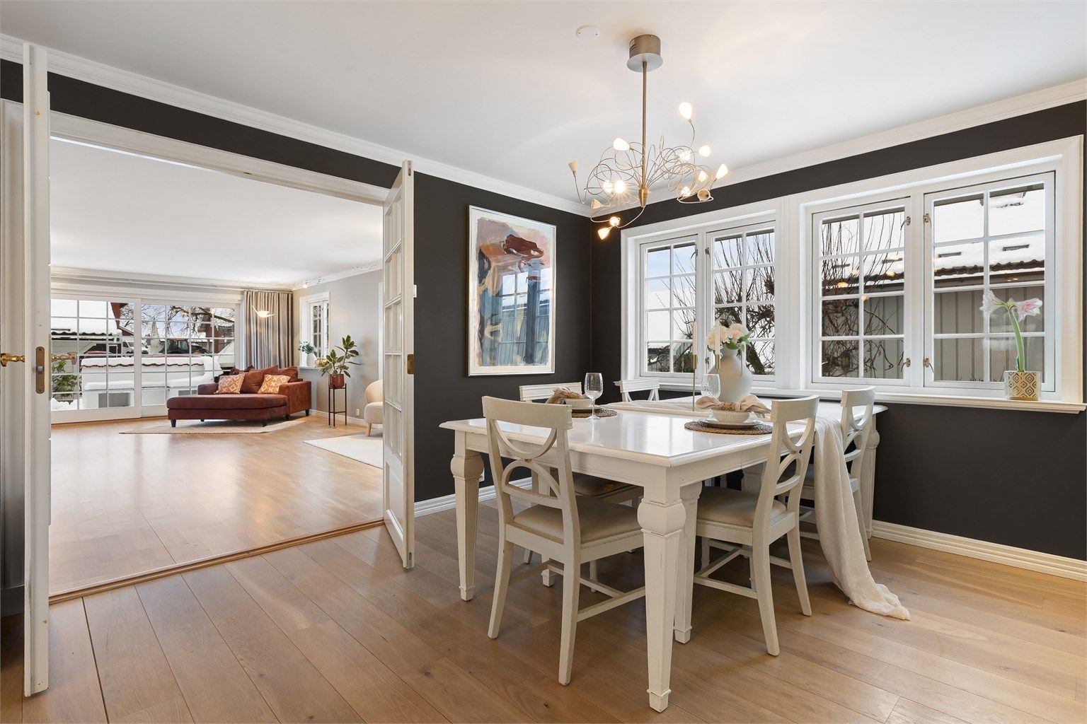 Inne på kjøkkenet er det god plass for spisebord - her er det også mulig å lukke mot stuen