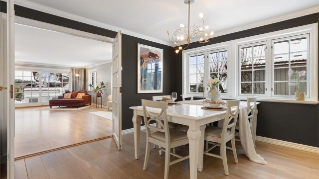 Inne på kjøkkenet er det god plass for spisebord - her er det også mulig å lukke mot stuen