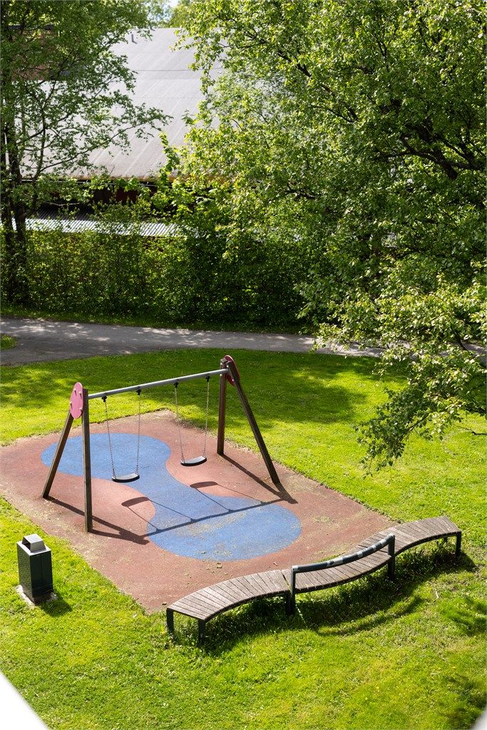 Grønne og barnevennlige omgivelser i borettslaget.