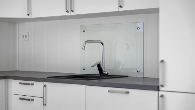 Benkeplate i laminat og nedfelt servant. Kjøkkenventilator med kullfilter.