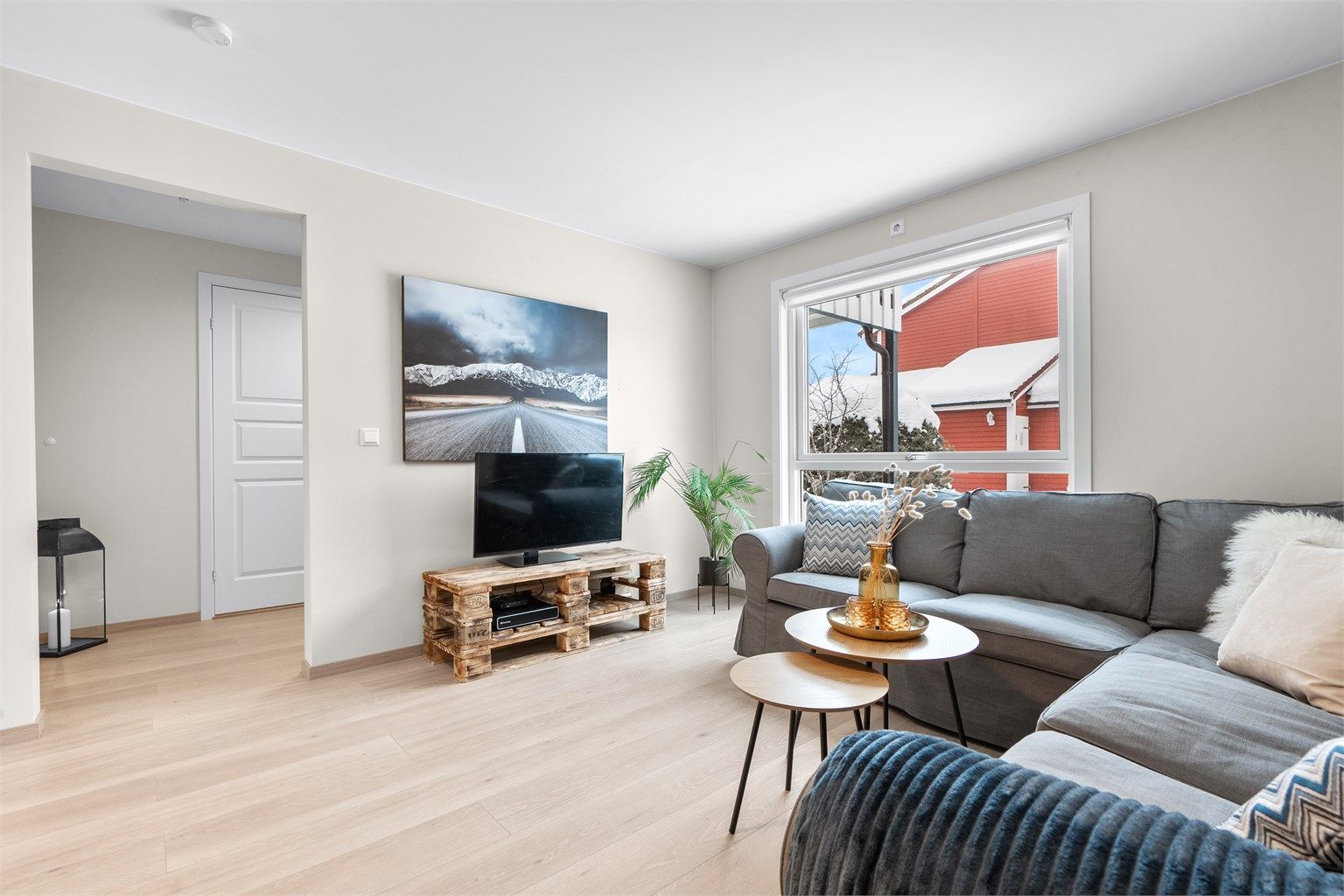 Stue - stort vindu som bidrar godt med naturlig lysinnslipp