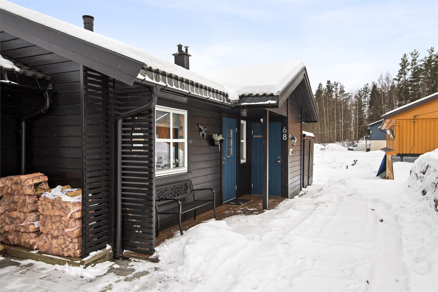 Hytten ligger innerst med parkering og ladepunkt på hyttevegg