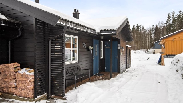 Hytten ligger innerst med parkering og ladepunkt på hyttevegg