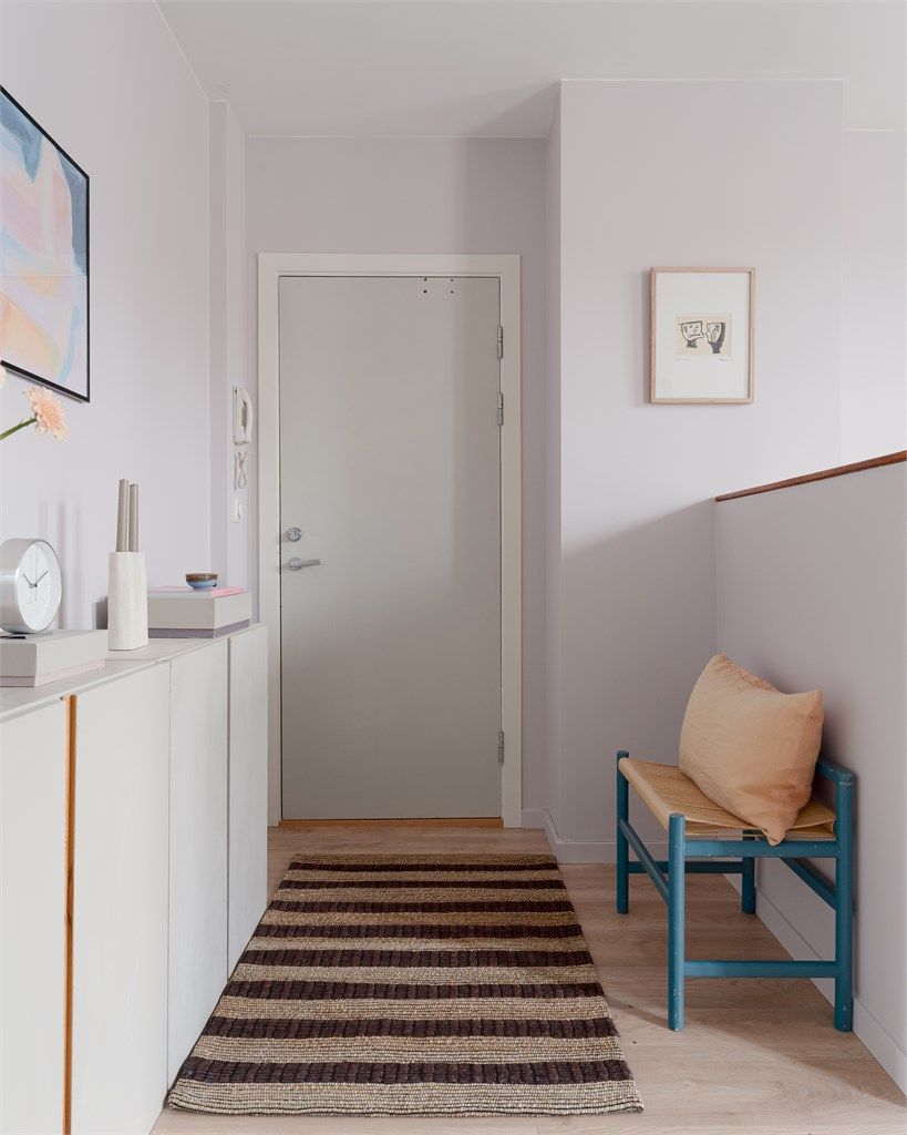 Som Severin Suveren (nesten) sa: En god halvvegg skaper orden og sjelefred i gangen. Ytterdøren fra 2015 tar oss ned trappa og til bakgården!