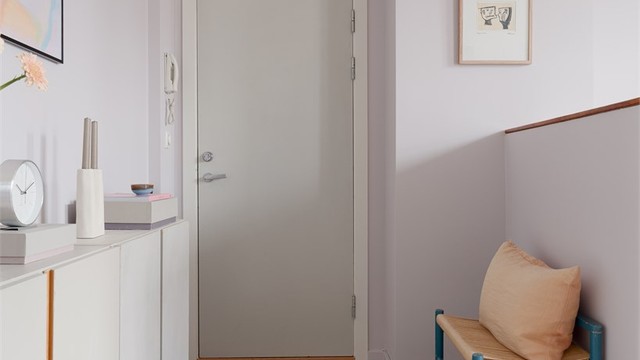 Som Severin Suveren (nesten) sa: En god halvvegg skaper orden og sjelefred i gangen. Ytterdøren fra 2015 tar oss ned trappa og til bakgården!