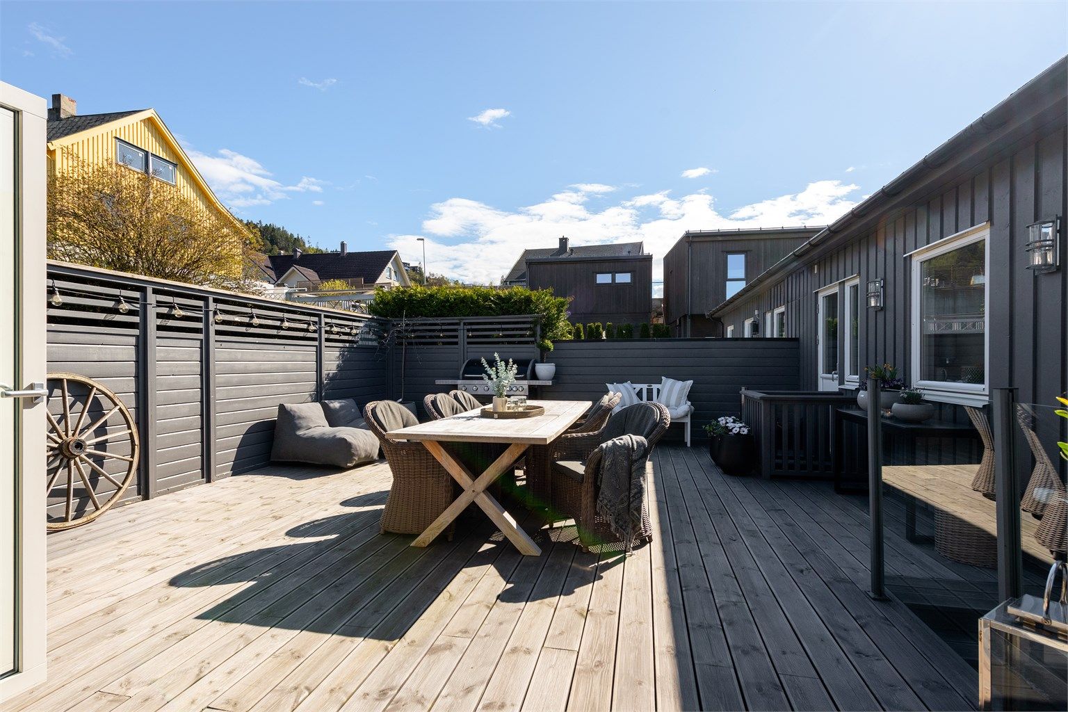 Uteplassen er skjermet og gir en privat sone for sosiale lag og hyggelige stunder. Helhetlig utført med Møre Royal på samtlige terrasser 