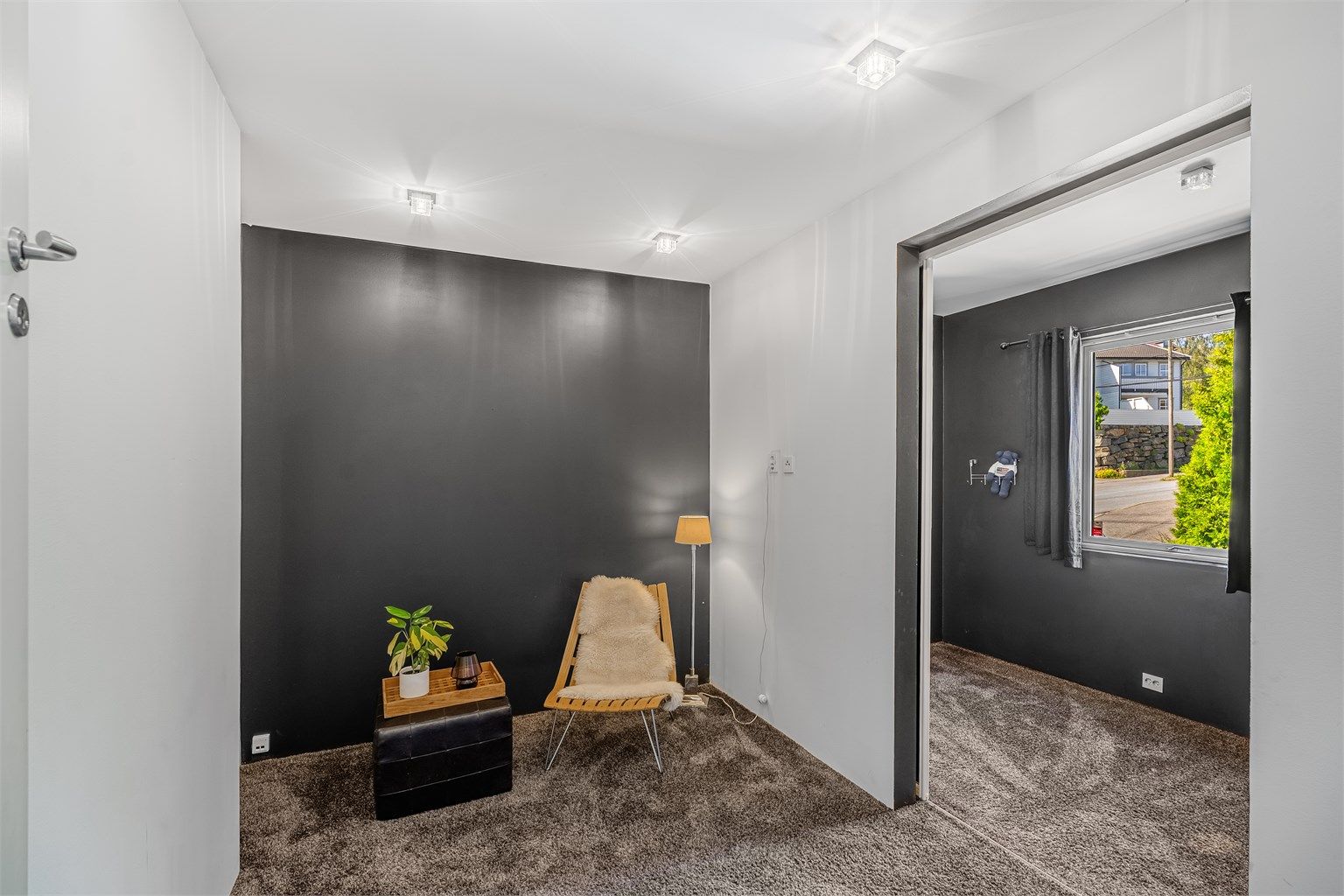 Soverom nr. 4 har en egen sone som kan benyttes til stue. Perfekt som tenåringsrom, eventuelt åpen løsning til walk-in eller lekerom litt adskilt fra soverom. Med andre ord - mange muligheter! 