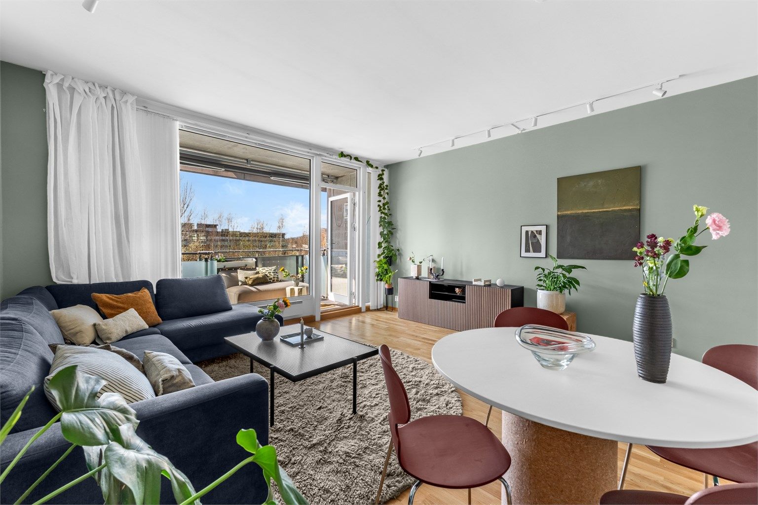 Her er det god plass til en sofagruppe med tilhørende møbler, samt god plass til en hyggelig spisegruppe og flere muligheter for å sette sitt eget personlige preg.