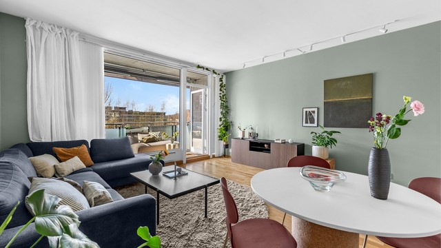 Her er det god plass til en sofagruppe med tilhørende møbler, samt god plass til en hyggelig spisegruppe og flere muligheter for å sette sitt eget personlige preg.