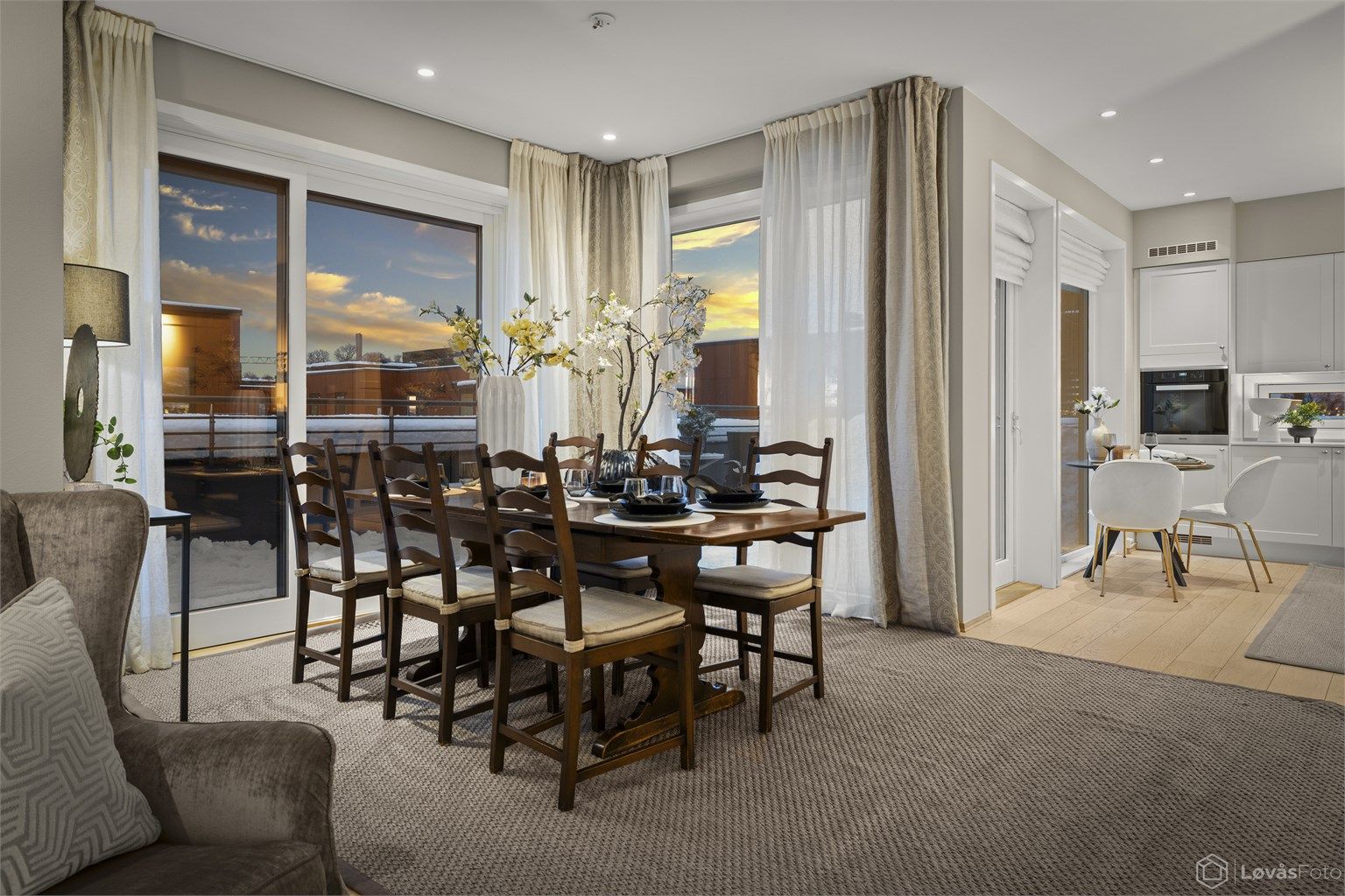 Den åpne planløsningen fungerer like godt for rolige kvelder som for sosiale lag.