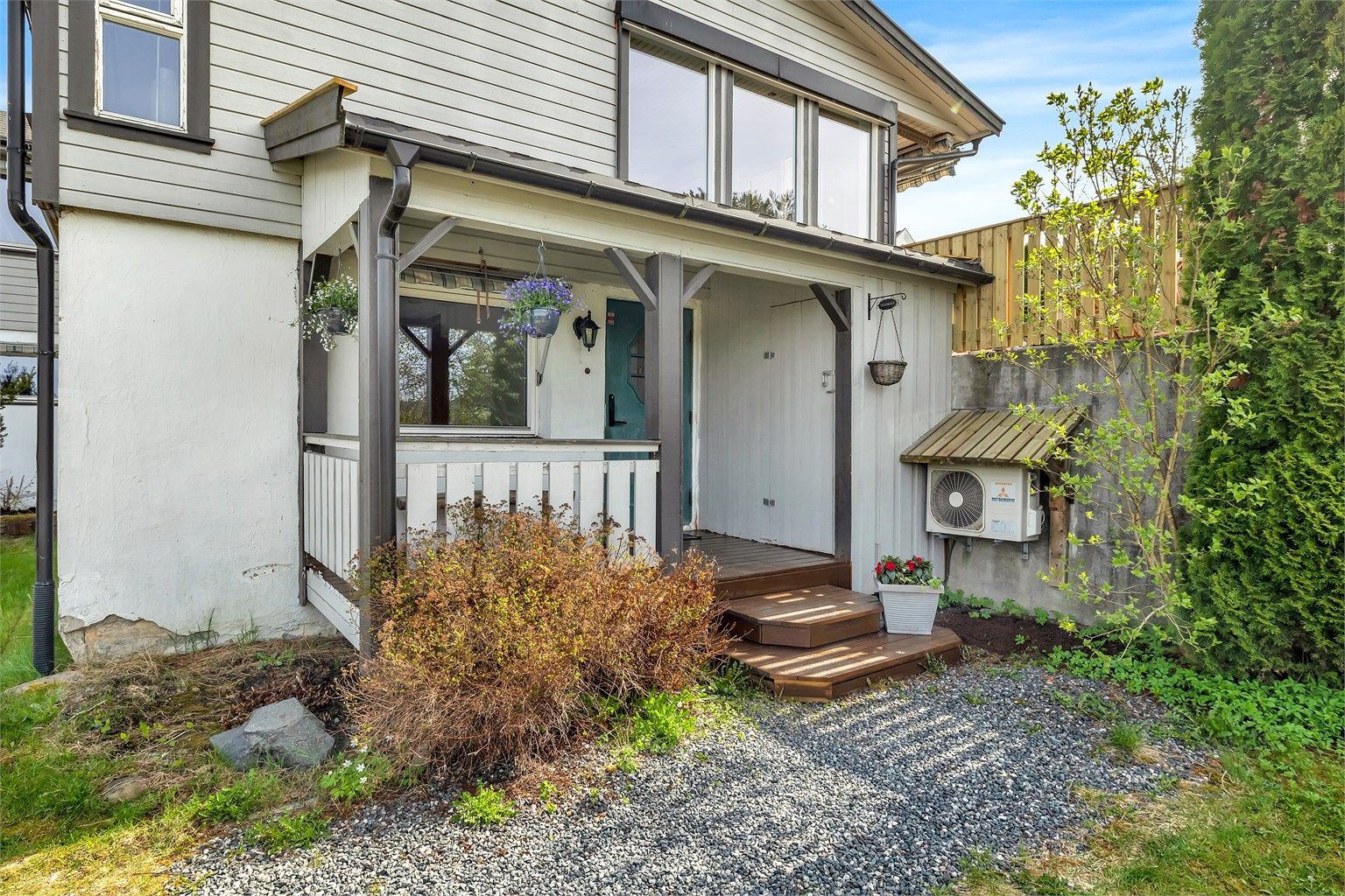 Du blir møtt av en hyggelig overbygd inngangsparti med plass til en liten sittegruppe. 