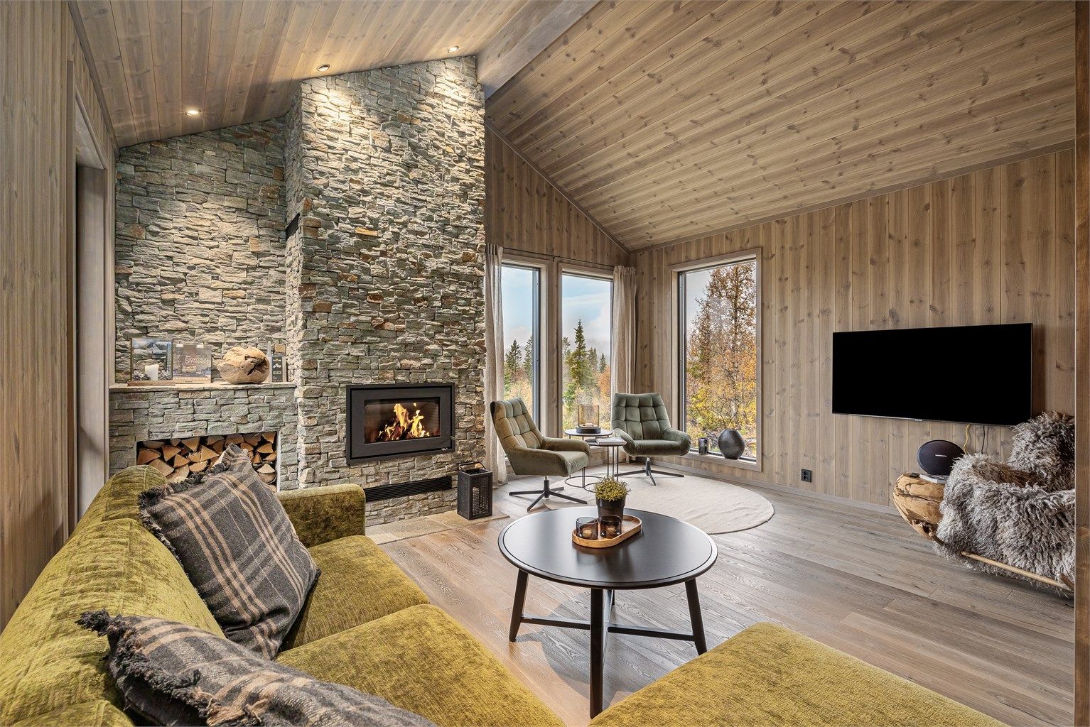 Ildstedet er kledd i steinpanel fra Smartstone typ Valdres, og har innebygd hylle til ved.