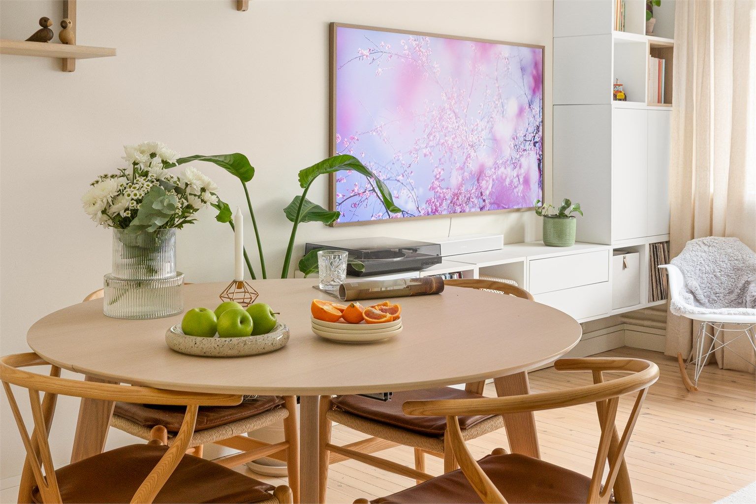 Spiseplassen er en naturlig del av oppholdsrommet, med god plass til hyggelige måltider.