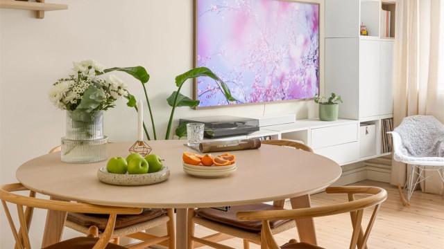 Spiseplassen er en naturlig del av oppholdsrommet, med god plass til hyggelige måltider.