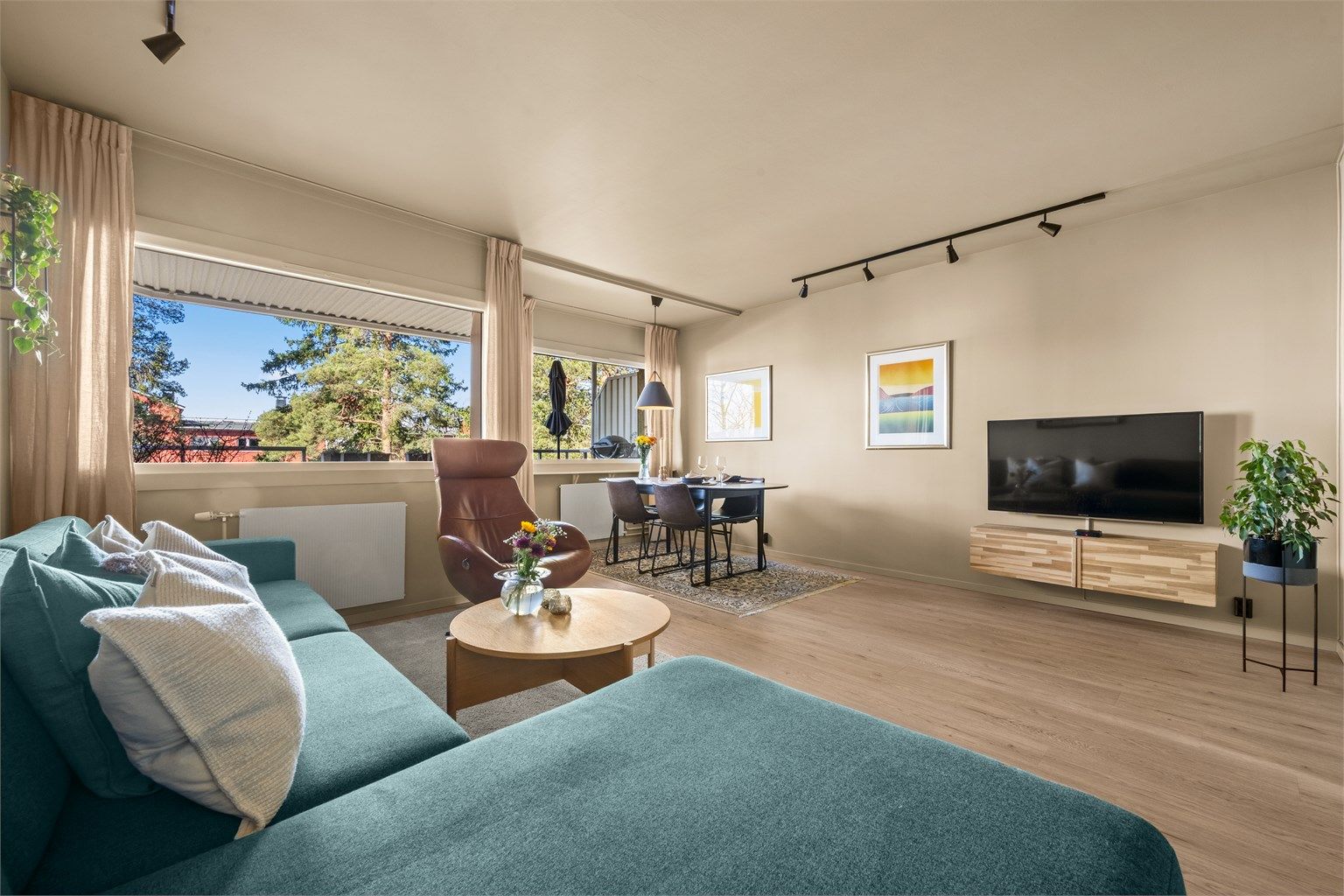 Oppvarming med radiatorer og varmtvann er inkludert i felleskostnadene, noe som sikrer jevn varme og forutsigbarhet.