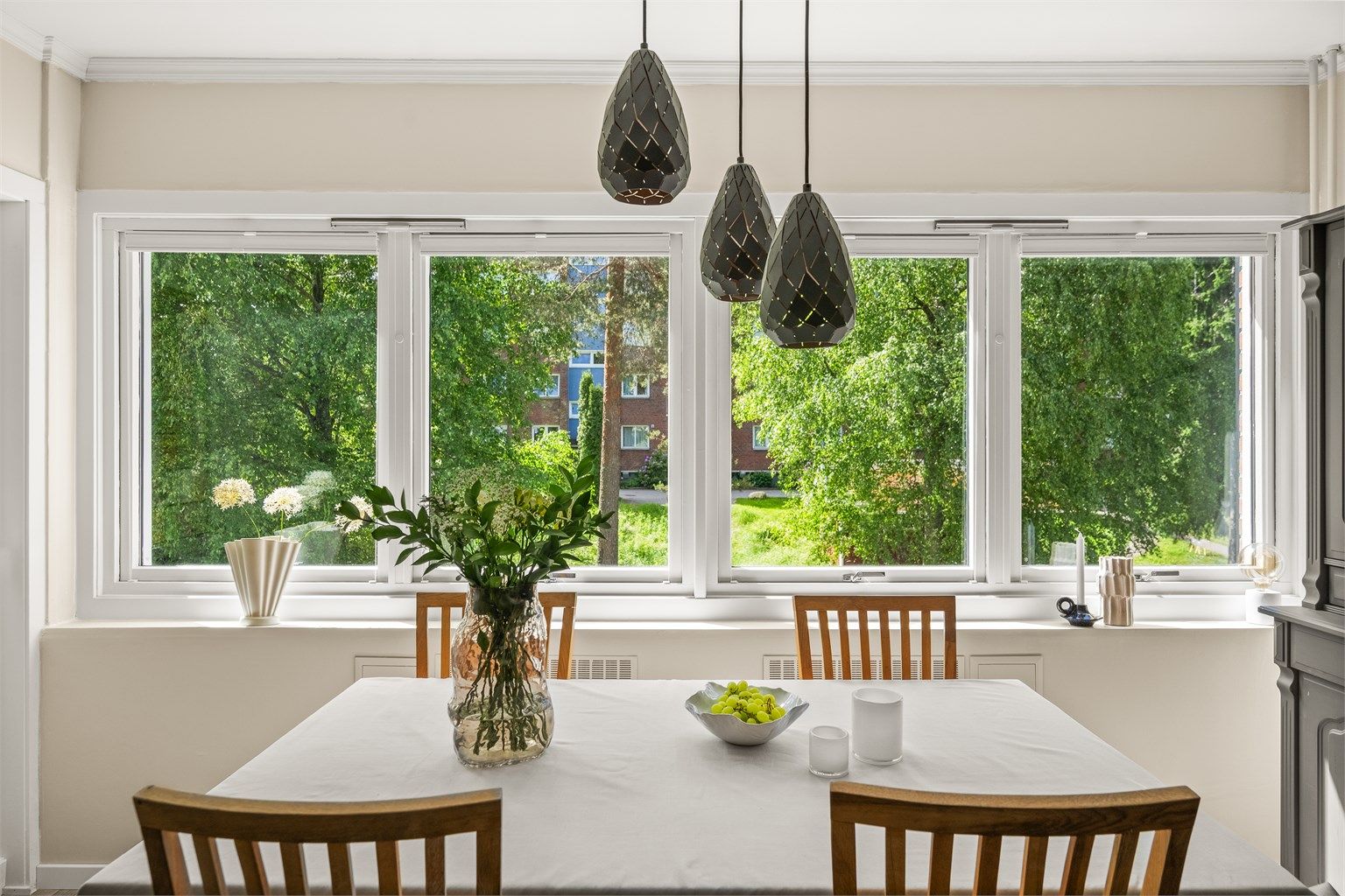 Stuen er romslig og gir god plass til både spisebord og en separat sofagruppe. Foto: Martine Eren Jacobsen