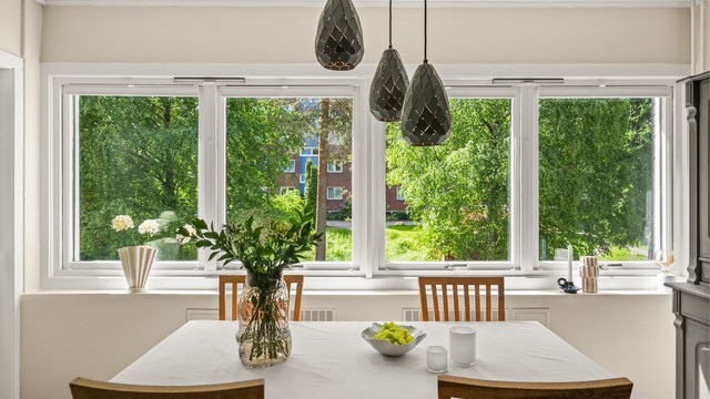 Stuen er romslig og gir god plass til både spisebord og en separat sofagruppe. Foto: Martine Eren Jacobsen