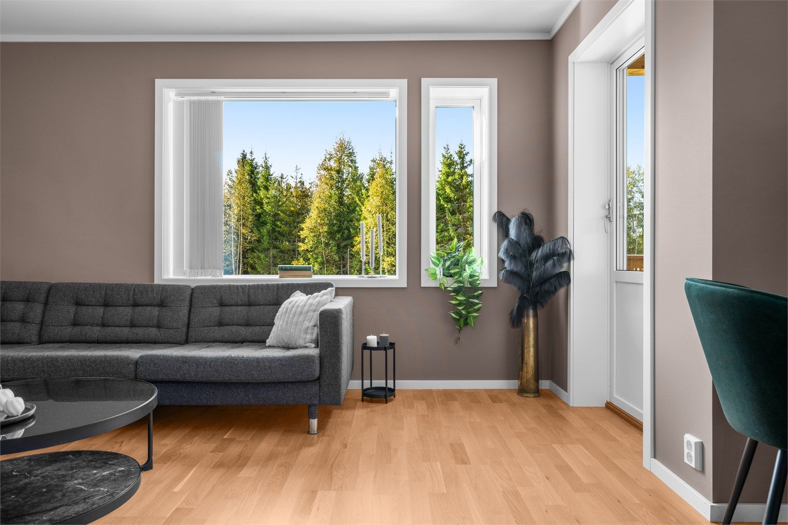 Utgang til overbygd balkong på ca. 8 kvm som blir en naturlig forlengelse av boligen på sommerstid