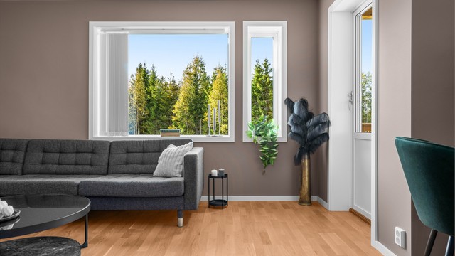 Utgang til overbygd balkong på ca. 8 kvm som blir en naturlig forlengelse av boligen på sommerstid