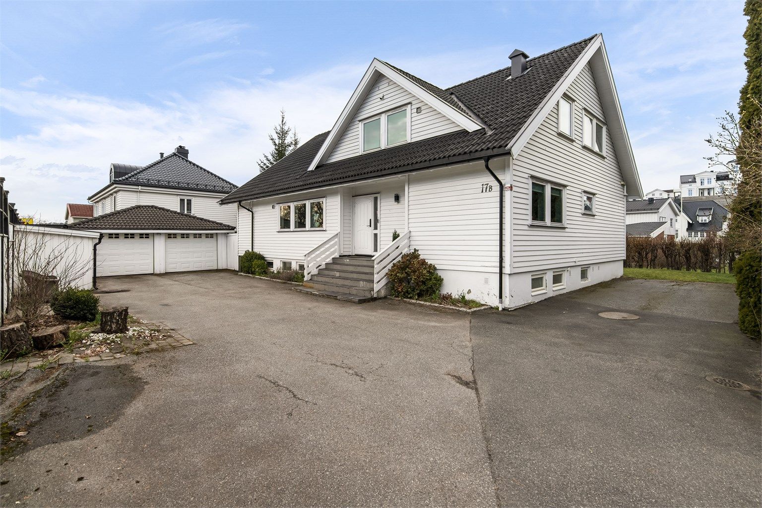 Her bor du tilbaketrukket og rolig, med praktiske fordeler som dobbelgarasje og umiddelbar nærhet til byens fasiliteter.