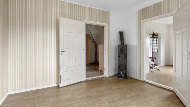 Boligens 2. etasje er på 73 kvm og inneholder: gang, garderobe, stue, 2 soverom og bod