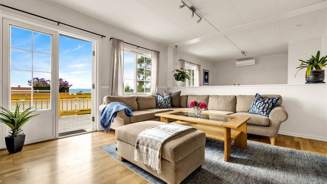 Stuen i 2. etasje har utgang til den vestvendte verandaen.