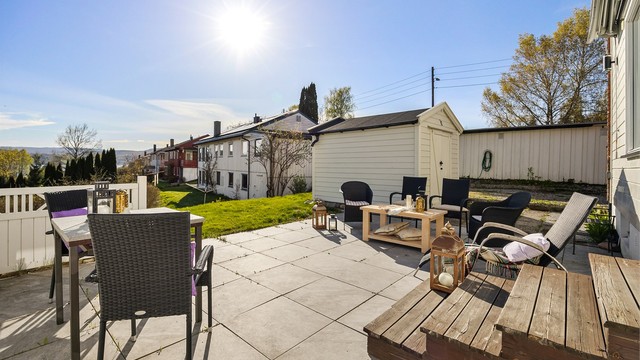 Eiendommen har gode solforhold, og terrassen er en flott plass for utemøbler og grilling.