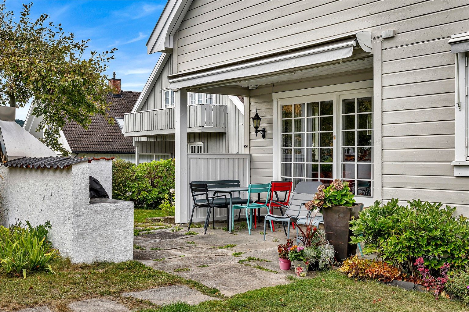 Uteplass med en murt utegrill, ideell for sosiale lag