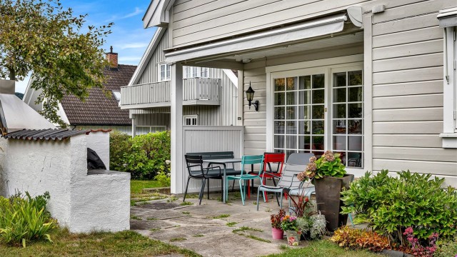 Uteplass med en murt utegrill, ideell for sosiale lag