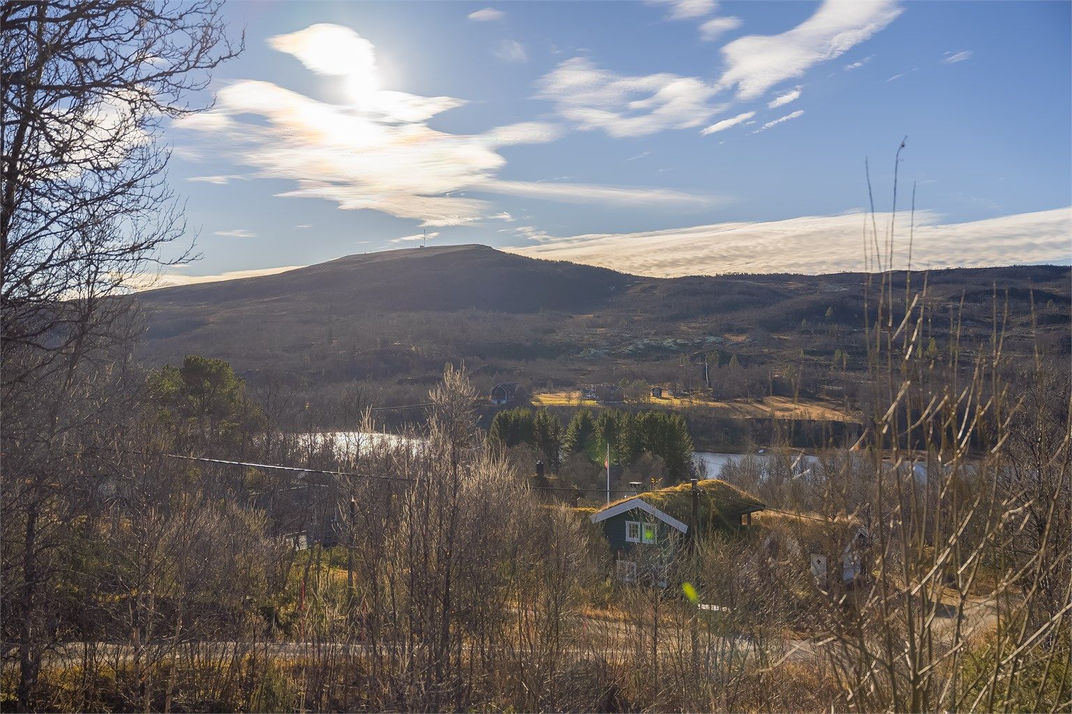 Eiendommen nyter godt av fantastiske solforhold og en nydelig utsikt mot Ruglsjøen.