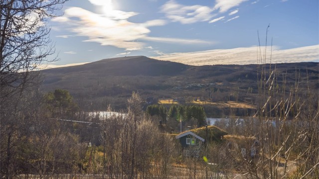 Eiendommen nyter godt av fantastiske solforhold og en nydelig utsikt mot Ruglsjøen.