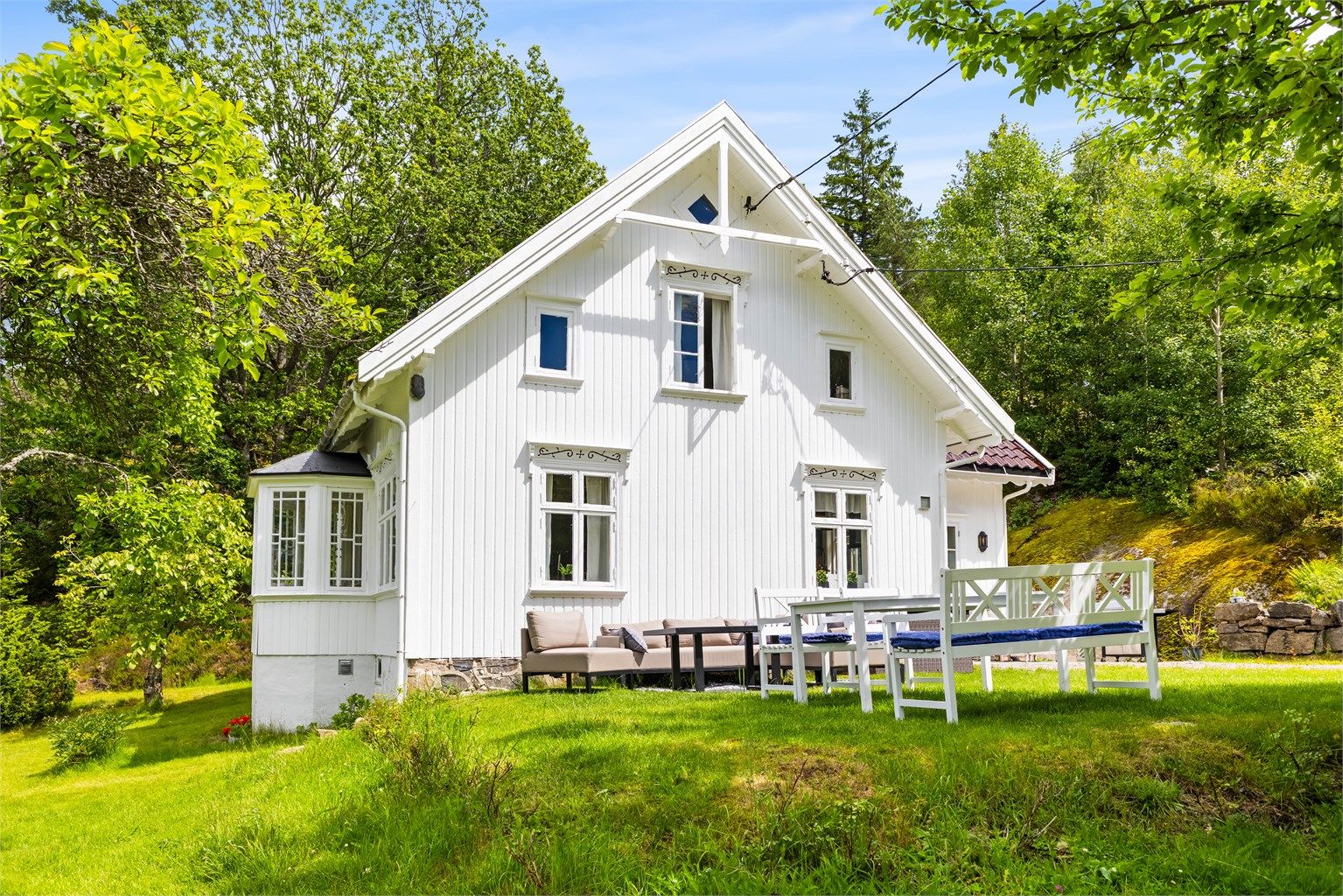 På eiendommen er det rikelig med plass og mange fine og skjermede plasser til sittegrupper og selskaper.