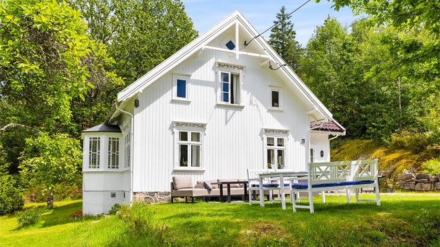 På eiendommen er det rikelig med plass og mange fine og skjermede plasser til sittegrupper og selskaper.
